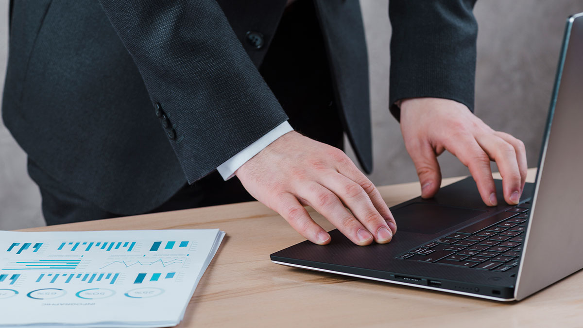 Profissionais utilizando software jurídico no setor de controladoria jurídica