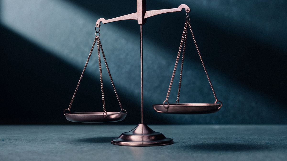 Balança representando o equilíbrio e eficiência na logística jurídica para serviços advocatícios