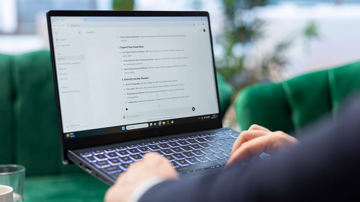 Advogado utilizando inteligência artificial no notebook para redigir conteúdo jurídico, representando o uso de IA jurídica gratuita na advocacia.