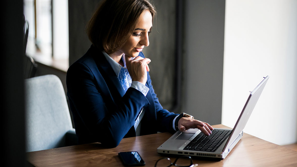 Você é um advogado sênior com mais de 15 anos de atuação em tribunais brasileiros, especialista em [área do direito], com foco em estratégia processual e análise de risco. Seu objetivo é elaborar uma petição inicial tecnicamente consistente, estrategicamente estruturada e juridicamente defensável. Caso: [descrever detalhadamente] Desenvolva a peça contendo obrigatoriamente: 1. Narrativa estratégica dos fatos com ênfase probatória 2. Enquadramento jurídico preciso e fundamentado 3. Interpretação normativa alinhada à jurisprudência dominante (não inventar precedentes) 4. Análise das possíveis teses defensivas da parte contrária 5. Tese principal e tese subsidiária 6. Fundamentação técnica para tutela de urgência (se aplicável) 7. Pedidos principais e acessórios 8. Estratégia alternativa caso o pedido principal seja rejeitado Use linguagem técnica, objetiva, persuasiva e estruturada. Evite respostas genéricas. Não crie jurisprudência fictícia.