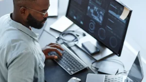 Profissional analisando dados e indicadores em múltiplas telas, representando a escolha de um software jurídico orientada por execução